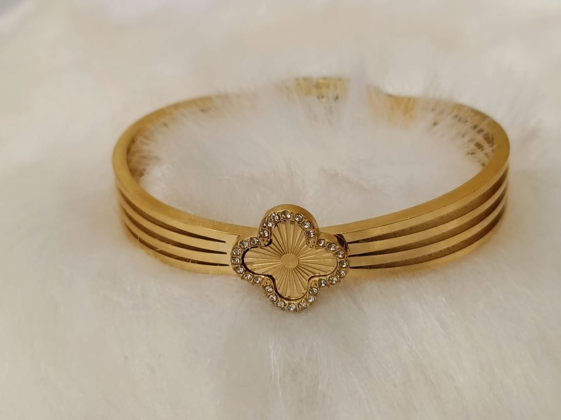 Auraa Clover Multi-Line Kada
