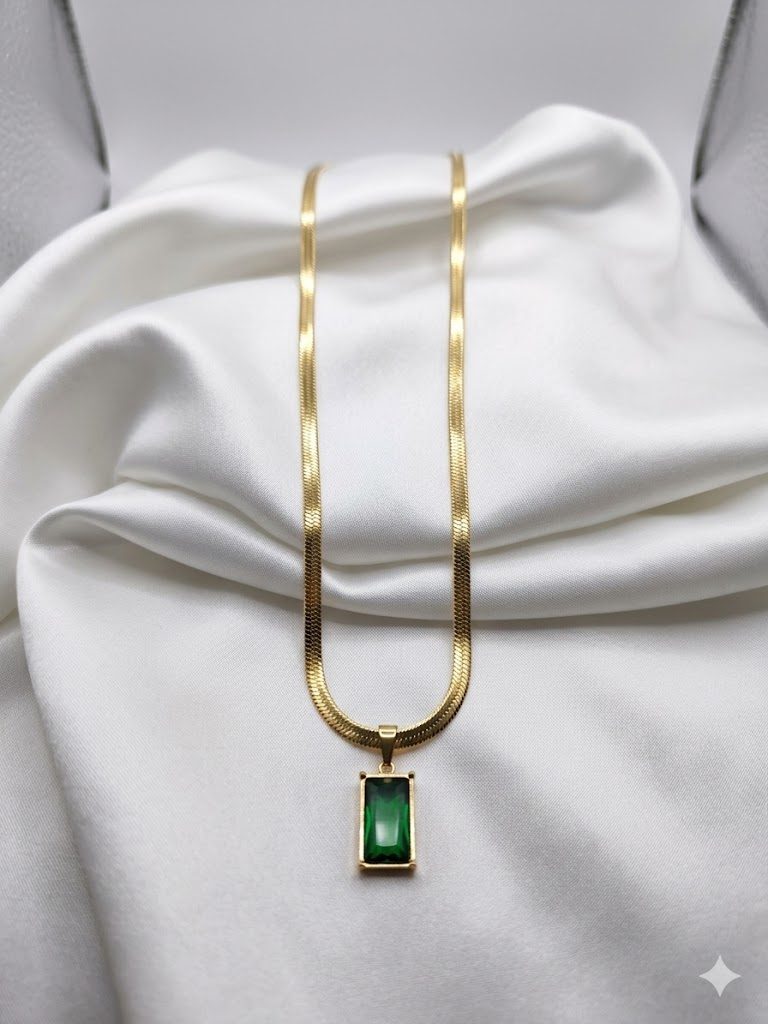 Auraa Emerald Green Rectangle Snake Neckchain
