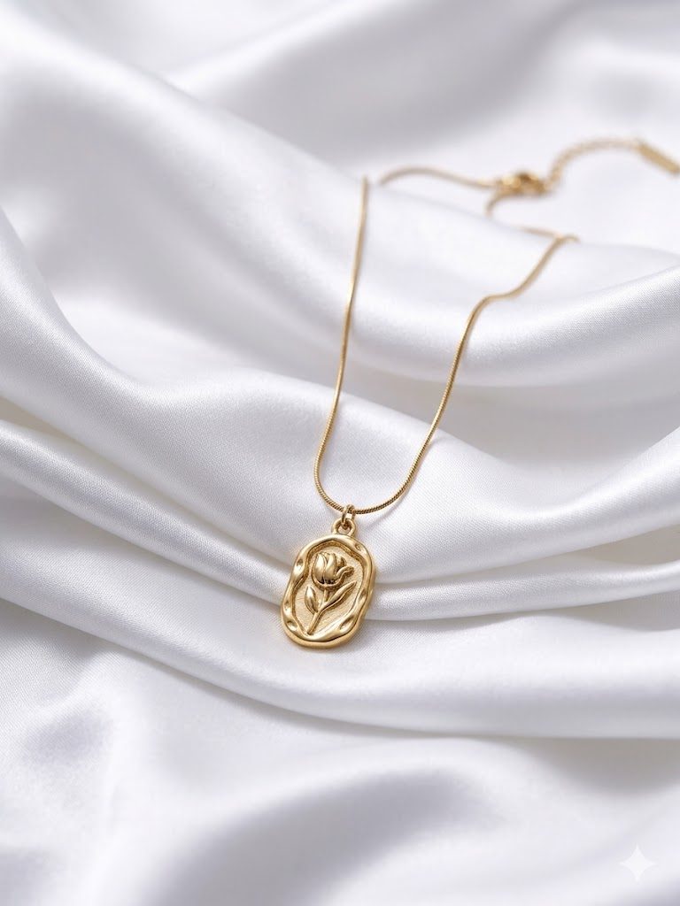 Auraa Vintage Rose Oval Medallion Neckchain